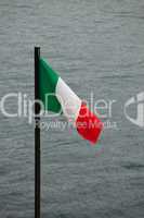italienischer Flagge mit einem See im Hintergrund