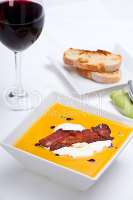 Kürbissuppe mit Wein und Brot