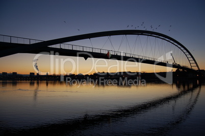 Bogenbrücke am Abend