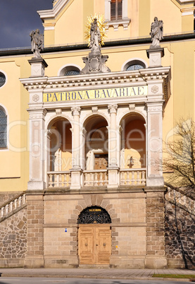 Portal der Kirche Maria Himmelfahrt in Deggendorf