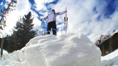 Frau mit Skiern