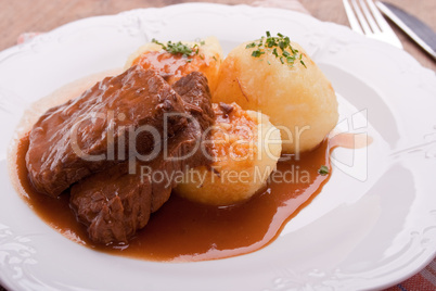 Sauerbaten mit Kartoffelknödel