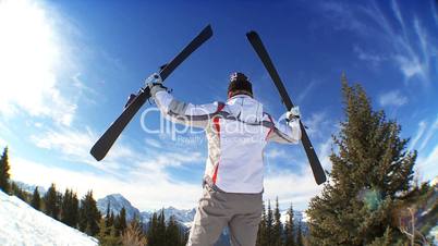Frau mit Skiern