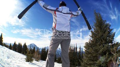Frau mit Skiern