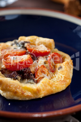 Small puff pastry pie