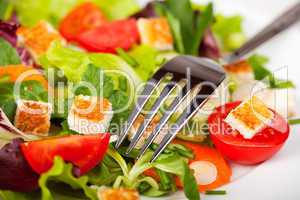 gemischter Salat mit einer Gabel