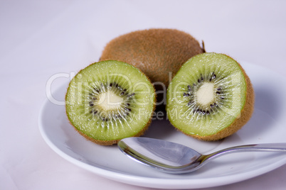 Kiwi auf Teller freigestellt