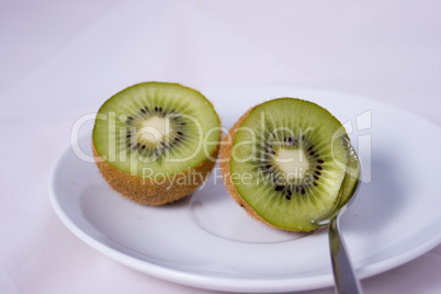 Kiwi auf Teller freigestellt