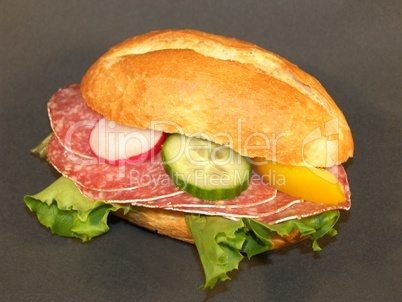 Brotchen mit Salami