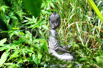 Buddha im Grünen