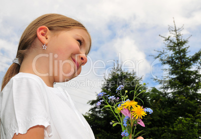 Kind mit Blumen