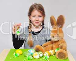 Mädchen feiert Ostern