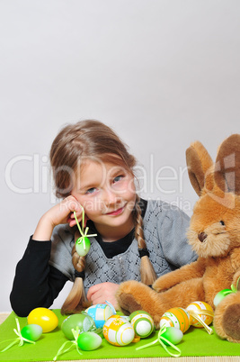 Mädchen feiert Ostern