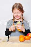 Mädchen frisches Obst Kind