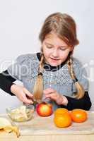 Mädchen beim Kochen