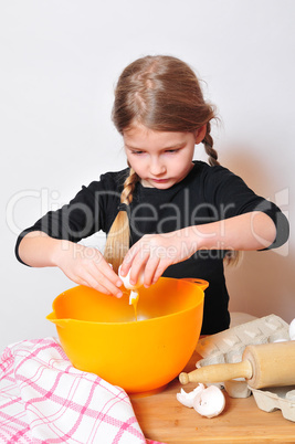 Mädchen beim Kochen Backen