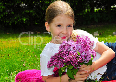 Mädchen mit Blumenstrauß