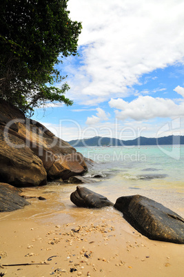 Sandstrand mit Felsen