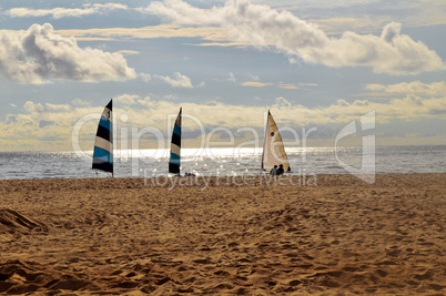 Sandstrand und Segelboote