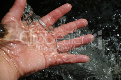 Hand im Wasser