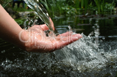 Hand im Wasser