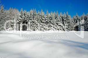 Schnee in den Bergen im Winter