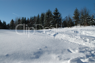 Schnee in den Bergen im Winter