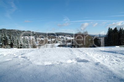 Schnee in den Bergen im Winter