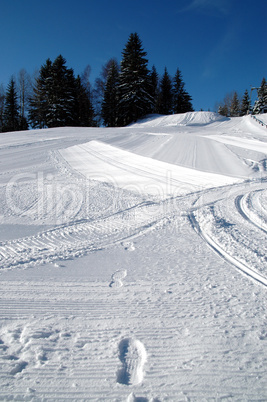 Schnee in den Bergen im Winter