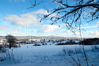 Schnee in den Bergen im Winter