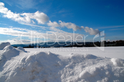 Schnee in den Bergen im Winter