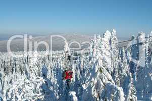 Schnee in den Bergen im Winter