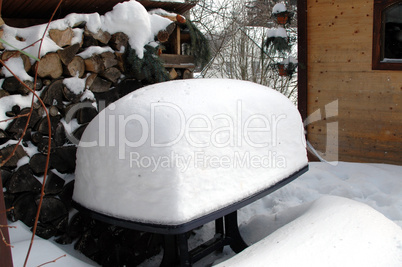 Schnee in den Bergen im Winter