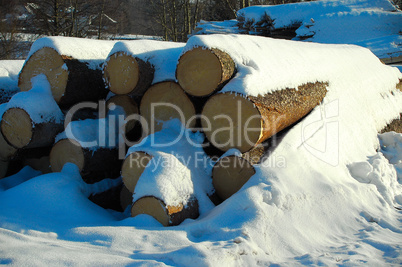 Schnee in den Bergen im Winter