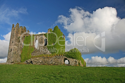 efeubewachsene Schlossruine bei Cahersiveen