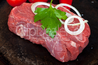 rohes Rindersteak in einer Eisenpfanne