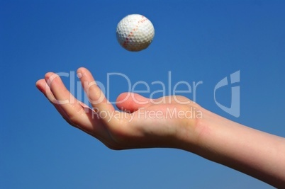 Golfball wird von Hand gefangen