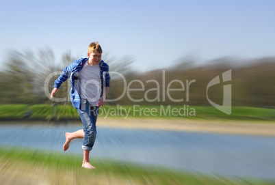 Kind rennt am Ufer eines Sees