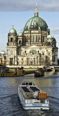 Ausflugsdampfer zum Berliner Dom
