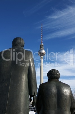 Denkmal mit Fernsehturm