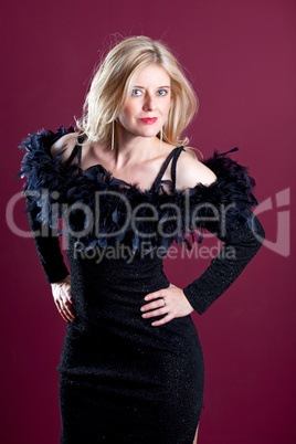 attraktive blonde Frau im schwarzen Kleid