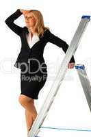 Geschäftsfrau steht auf einer Leiter