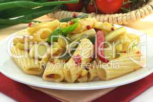Tortiglione mit feurigen Chili-Zuccini
