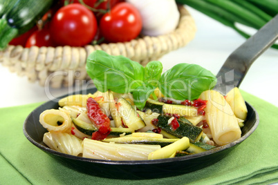 Tortiglione mit feurigen Chili-Zuccini