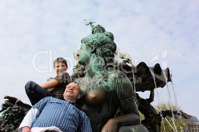 Vater und Sohn am Neptunbrunnen