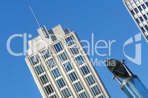 Hochhaus am Potsdamer Platz mit Verkehrsschild im Spiegel