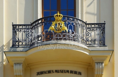 Front des Jüdischen Museum Berlins mit Prachtbalkon