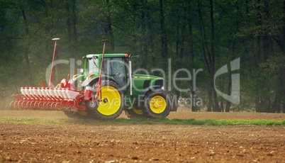 Traktor auf dem Acker