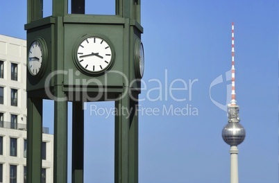 Uhr am Potsdamer Platz mit Fernehturm im Hintergrund