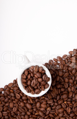 Kaffeebohnen und Tasse